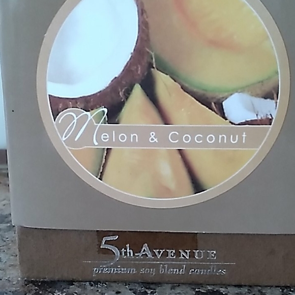 5th AVENUE CANDLE MELON & COCONUT - Picture 4 of 6